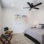 River Breeze Quiet & Modern Black Pearl Apartment