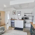 River Breeze Quiet & Modern Black Pearl Apartment