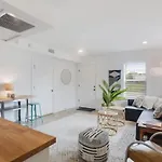 River Breeze Quiet & Modern Black Pearl Apartment