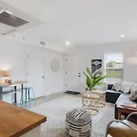 River Breeze Quiet & Modern Black Pearl Apartment