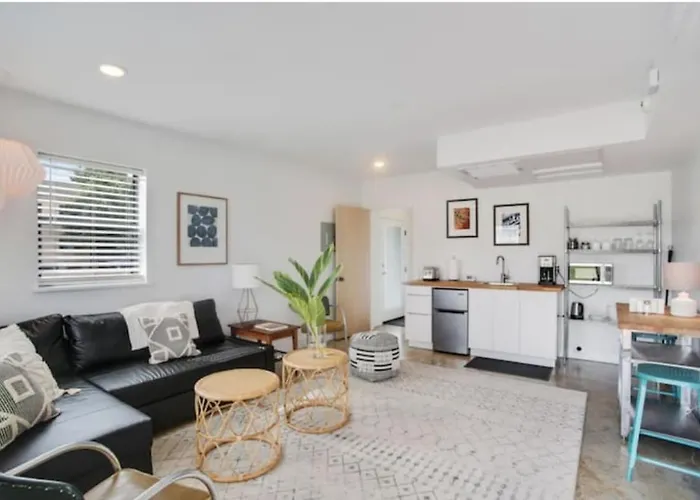 River Breeze Quiet & Modern Black Pearl Apartment
